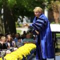 86届校友罗伯塔·波比·科尔达诺在2017年毕业典礼上发表演讲.